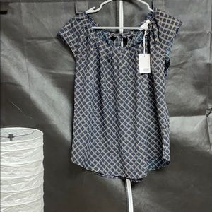 🌸NWT Navy blouse with gold pattern